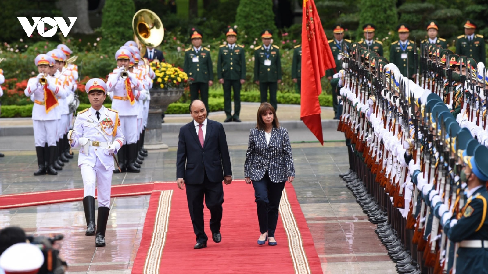 Greek President receives warm welcome in Vietnam